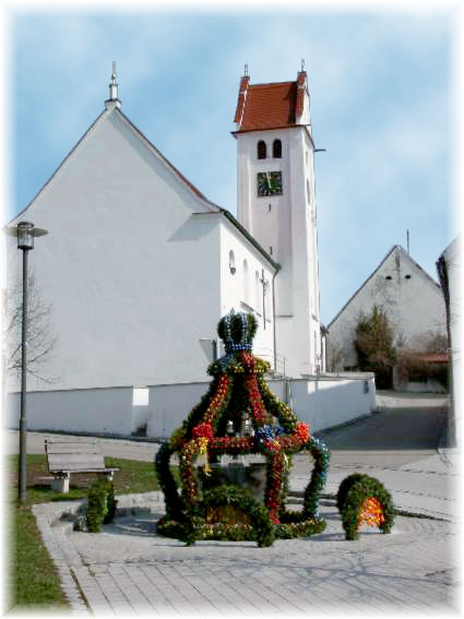 Die Pfarrirche M�nstetten und der �sterlich geschm�ckte Dorfbrunnen